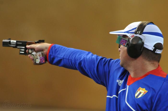 Primer Oro de la delegacion cubana tiro deportivo pistola rapida Leuris Pupo con 34 puntos.
