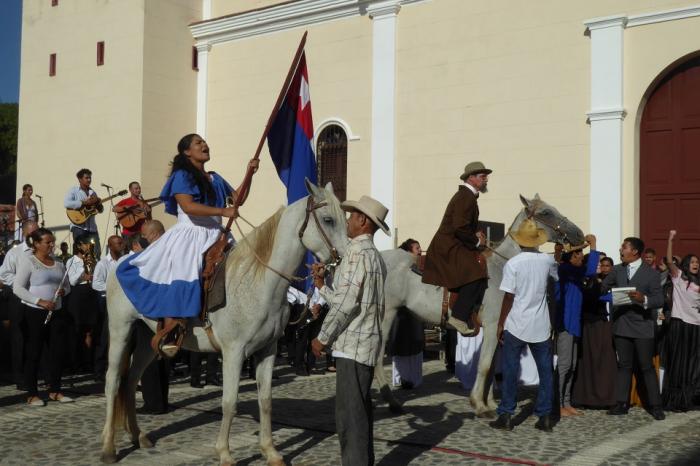 La evocación, que tuvo lugar en la Plaza del Himno, formó parte de la jornada de clausura de la XXVII edición de Fiesta de la Cubanía, y sirvió para rendir tributo al patriota bayamés Pedro (Perucho) Figueredo, autor de esa marcha guerrera.