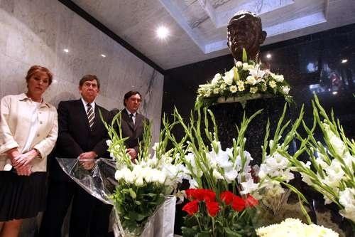 Celeste Batel; su esposo, el ingeniero Cuauhtémoc Cárdenas Solórzano y el hijo de ambos, Cuauhtémoc Cárdenas Batel, durante un homenaje al ex presidente Lázaro Cárdenas, el 18 de marzo de 2009