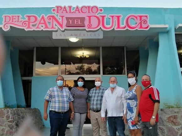 Con dos áreas de venta, una en el salón principal, climatizado y con mesas para un futuro servicio