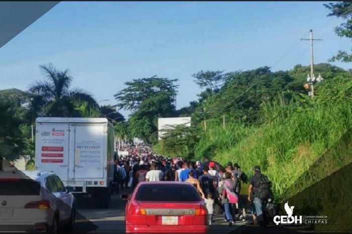 Miles de personas se desplazan por México en una nueva caravana de migrantes. 