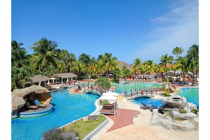 El Royalton, propiedad de la compañía local Cubanacán y en contrato mixto con el citado consorcio de Canadá, ha merecido en cuatro ocasiones consecutivas el prominente World Luxury Hotel Awards
