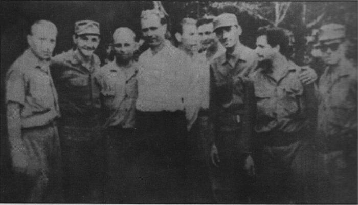 El Comandante Raúl Castro Ruz y el jefe del regimiento soviético de infantería motorizada de Holguín, coronel Dimitri Yasov (con camisa blanca), con otros oficiales soviéticos y, a la izquierda de Yasov, Belarmino Castilla, Joel Chaveco y Faustino Pérez. 