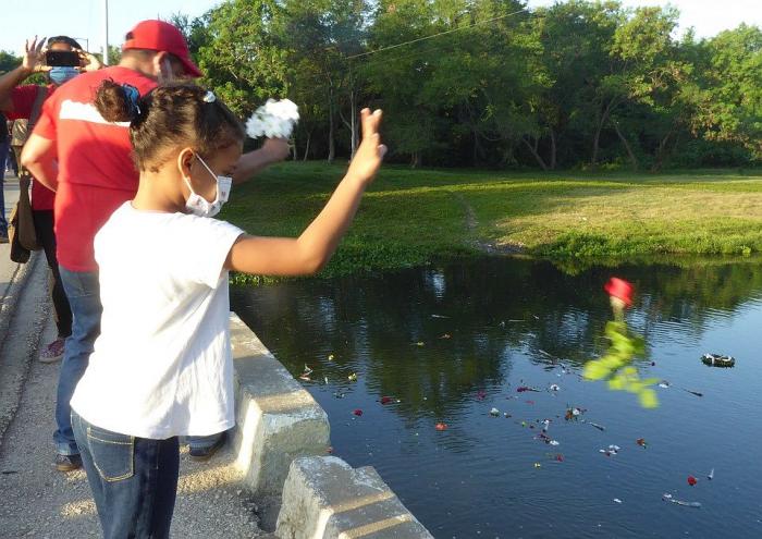 Las nuevas generaciones recuerdan con flores a Camilo.