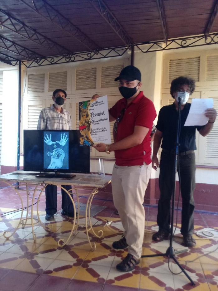 Artistas espirtuanos premiados en la II Bienal de las Artes Visuales, Fayad Jamís, realizada en Sancti Spíritus. Foto: Sitio web de la Uneac