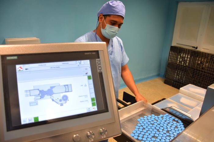 Trabajo sobre la producción de vacunas ABDALA en los laboratorios AICA del grupo Biocubafarma. Protección contra la Covid-19 - Coronavirus - nasobuco