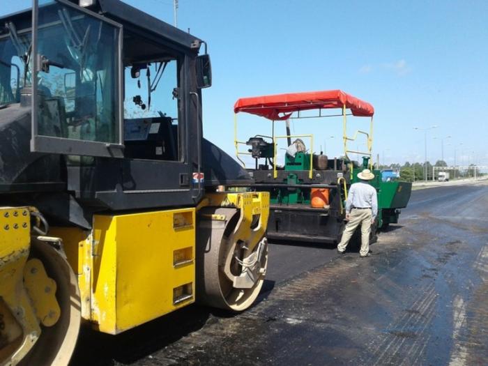 Una cifra superior a los 14 000 metros cúbicos de asfalto ha colocado en la Autopista en cuanto va de año la brigada 13 de la Ecoing 12.