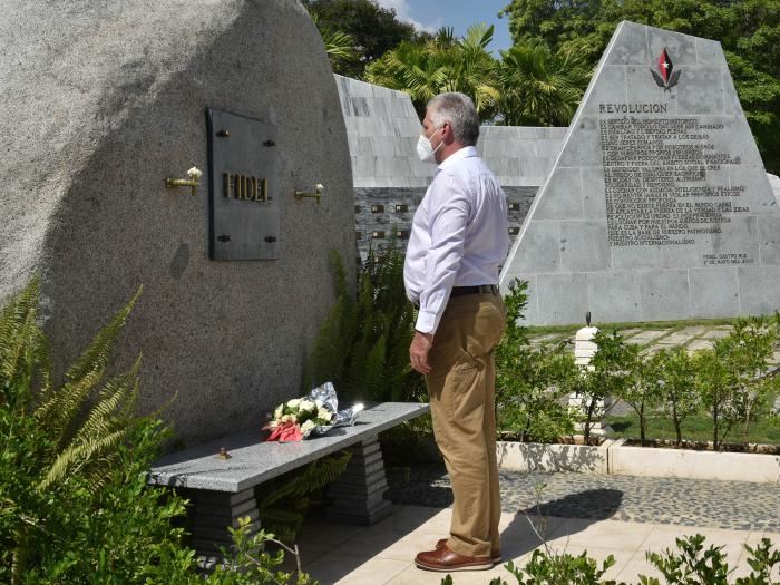Díaz-Canel en el Cementerio Patrimonial Santa Ifigenia