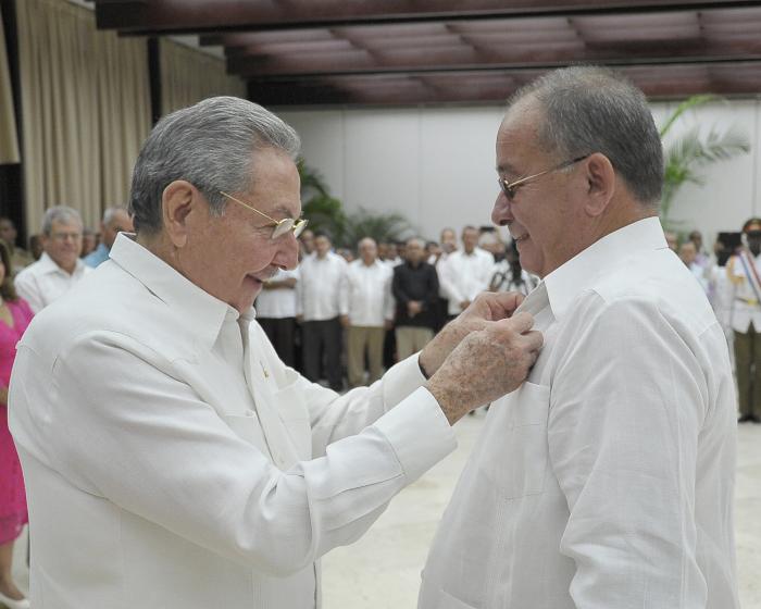 Momento en el que el General de Ejército Raúl Castro Ruz le imponía a Lázaro Expósito Canto la condición de Héroe del Trabajo de la República de Cuba.
