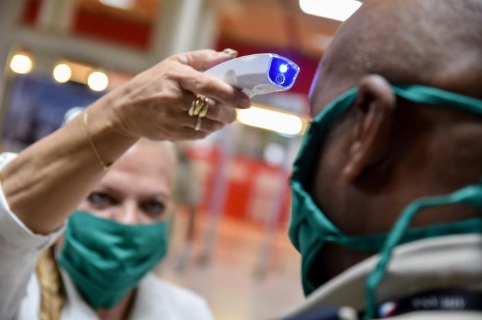 Aduana de Cuba, prevención Coronavirus, en el Aeropuerto Interncional Jose Martí