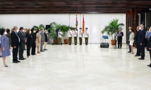 Acto de entrega del Título Héroe del trabajo a científicos de Cuba