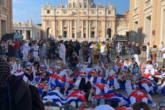 protesta de cubanos en el vaticano