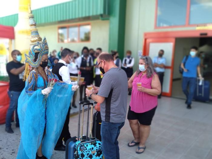 Turistas canadienses llegaron en el vuelo