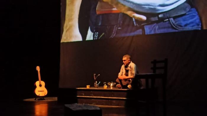 Vidas comunes es un espectáculo de narración oral que incluye música y proyección de imágenes.