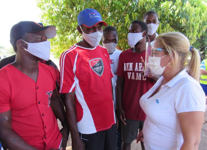 La simpatía hacia la doctora Liuska se proyecta también sobre el resto del personal cubano a cargo del campamento. 