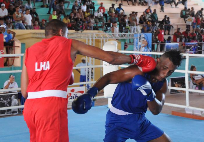 Torneo Nacional Playa Giron combate de los 91 kg entre Enmanuel Reyes de C.Habana de rojo y Herich Ruiz de Isla de la Juventud de azul