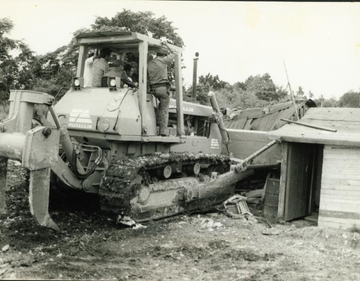 Fidel, al mando de un buldócer, derribó la última casucha de La Coronilla. Foto: walfrido ojeda