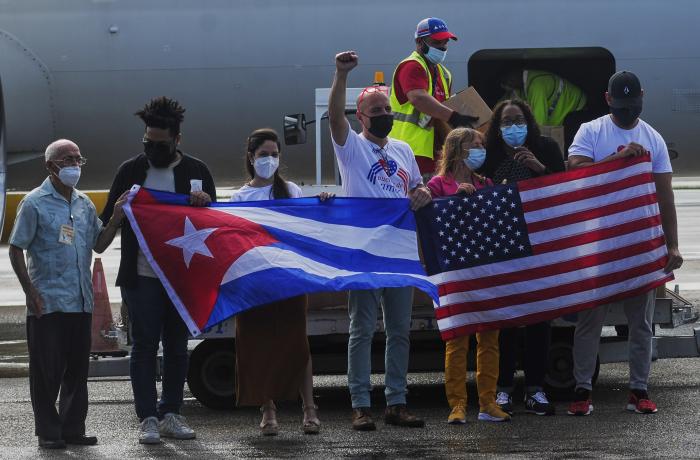 Llegada de donativo de alimentos resultado de del esfuerzo de organizaciones solidarias CodePink, Puentes de Amor y Peole´s Forum, desarrollado en el aeropuerto José Martí, Boyeros