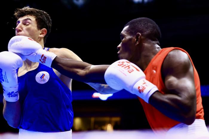 Yoenlis Hernández (derecha) le dio la primera medalla de oro a Cuba en este Campeonato Mundial. Foto: aiba.org