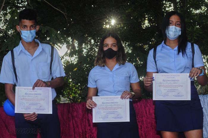 De izquierda a derecha, Kevin, Irania y Adianez fueron reconocidos en el pre Eduardo García Delgado por su participación en tareas de impacto durante la Covid-19.
