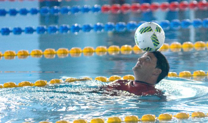 Jhoen Lefont ha logrado sus marcas mundiales de dominio del balón siempre en una piscina. Foto: Ricardo López Hevia