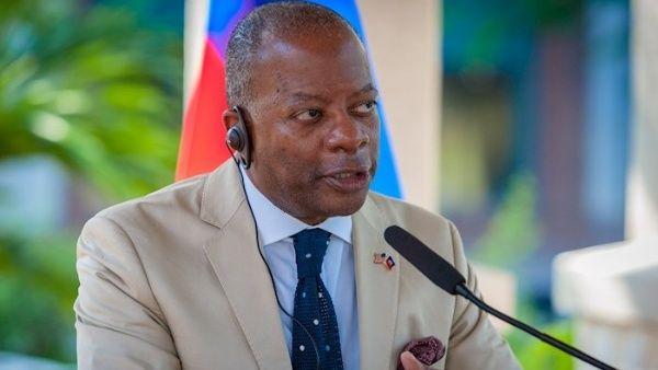 Todd Robinson, sentenció que la crisis de seguridad la deben resolver los haitianos.