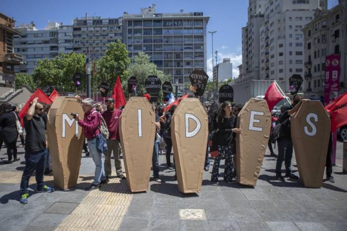 Protestas en Uruguay. Funeral Simbólico.