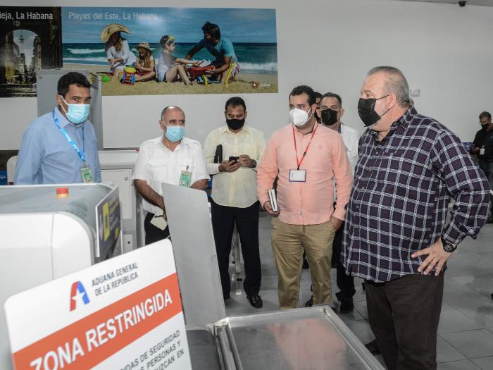 Recorre Primer Ministro de Cuba Manuel Marrero instalaciones del aeropuerto internacional José Martí