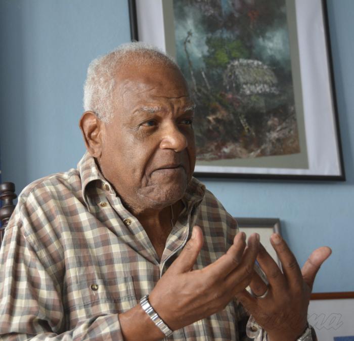 Eugenio Hernández Espinosa, premio nacional de Literauta 2020. Actualmente es director artístico y director general del Teatro Caribeño. Su obra es representativa del arte popular en Cuba. Es además premio nacional de Teatro.