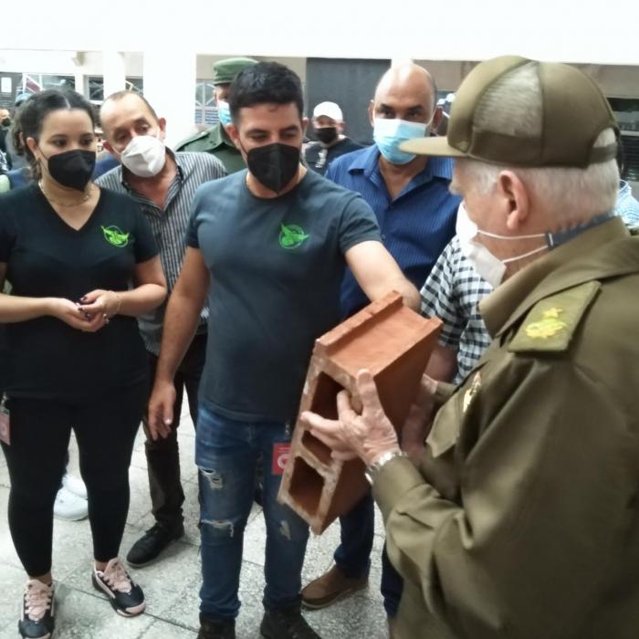 El Comandante de la Revolución, Ramiro Valdés, constató la calidad de los productos presentados en la feria.