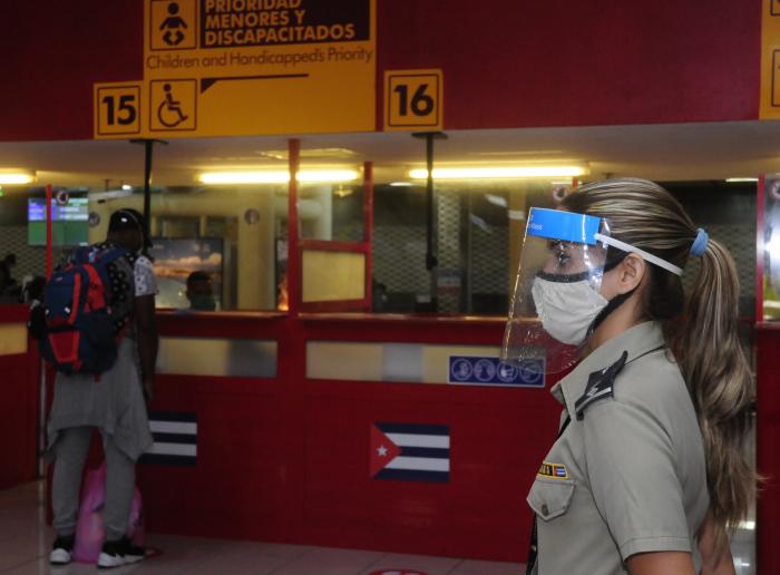 Nuevas medidas de protocolo sanitario en el aeropuerto José Martí adoptado a José Martí, Boyeros.