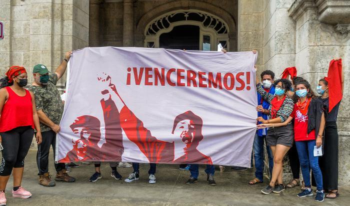 Sentada organizada por los jóvenes en el Parque Central en apoyo a la Revolución, el Presidente de la República y 1er Secretario del PCC participa en la velada