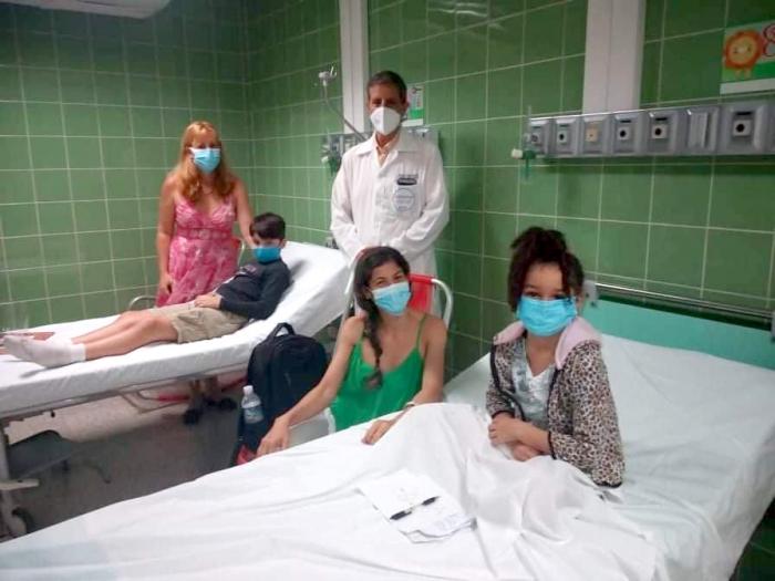 El doctor Rinaldo Puga junto a tres de los niños incluidos en el ensayo clínico Soberana-Pediatría. 