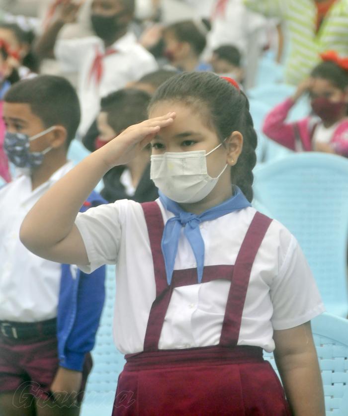 Escuela Primaria  Pedro Domingo Murillo,inicio del curo escolar,niña feliz en Cuba.