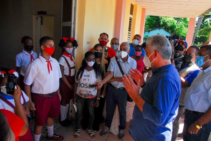Con la reanimación del curso tenemos que concentrarnos en ir recuperando el tiempo perdido en las aulas, sobre todo en el aprendizaje de los estudiantes, sin perder calidad, indicó Díaz-Canel. Foto: Lorenzo Crespo Silveira
