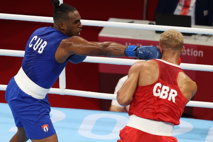 Arlen López de Cuba (azul) obtiene medalla de oro al vencer Benjamin Whittaker de Gran Bretaña en la final de la categoría de 81 kg del boxeo durante los Juegos Olímpicos de Tokio 2020