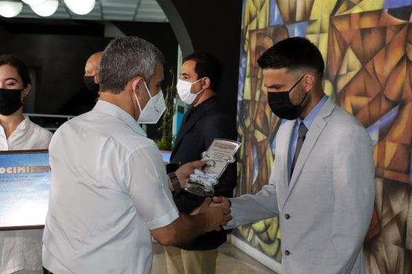 Jorge Luis Perdomo (izquierda), viceprimer Ministro de Cuba, entrega reconocimiento durante la ceremonia de premiación de la IX Convención Internacional de Actividad Física y Deporte