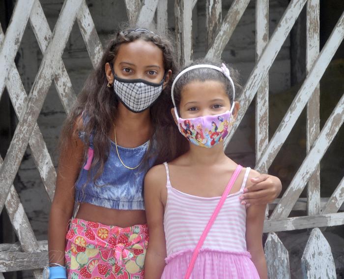 Proteccion contra el coronavirus,niños felices en Cuba.