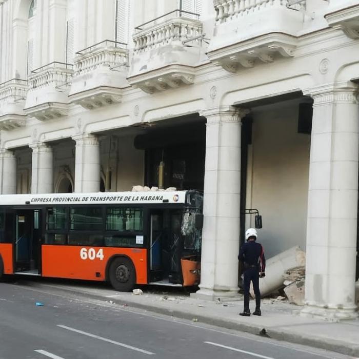 Un omnibus de la ruta P-8 impactó una columna del hotel Manzana Kempinski 