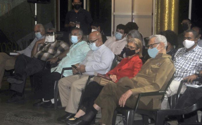 Presentación del libro Más allá de la leyenda, de los escritores Estela Bravo, Ernesto Mario Bravo y Olga Rosa Gómez Cortés, en el memorial Jose Martí.