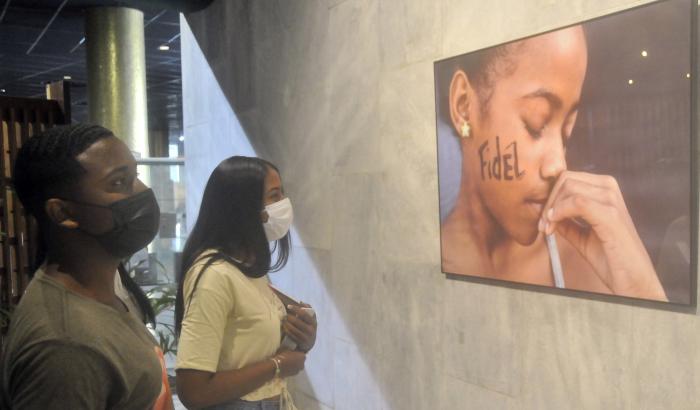 La exposición fotográfica «Hasta Siempre Fidel» en homenaje a su legado cuando se cumplen 95 años de su natalicio. Prevención contra la Covid-19 – Coronavirus – nasobuco