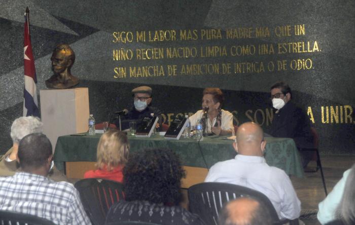 Presentacion del Libro Más allá de la leyenda de los escritores Estela Bravo Ernesto Mario Bravo y Olga Rosa Gómez Cortés, en el memorial Jose Marti.