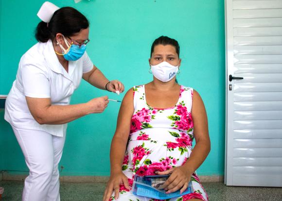 Proceso de vacunación con Abdala, uno de los inmunógenos creados por los científicos cubanos.