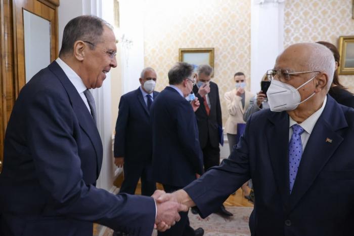 Canciller de Rusia, Serguei Lavrov dialoga con el vice primer ministro de Cuba, Ricardo Cabrisas.