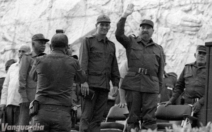 Acto por el día del miliciano en Villa Clara, 16 de abril de 1997. Fidel saluda al pueblo, al lado de Miguel Díaz-Canel, primer secretario del Partido en la provincia, y el Comandante de la Revolución Juan Almeida Bosque, al fondo se ve Machado Ventura, quien en ese acto dio lectura a la convocatoria al V Congreso del PCC. Foto: Manuel de Feria García/Archivo de Vanguardia