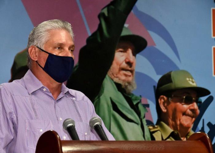 El Jefe de Estado cubano Miguel Díaz-Canel reconoció el avance integral de Santiago de Cuba, al resumir la visita gubernamental que, durante dos días. Foto de Fidel y Raúl - Protección contra la Covid-19-Coronavirus - nasobuco