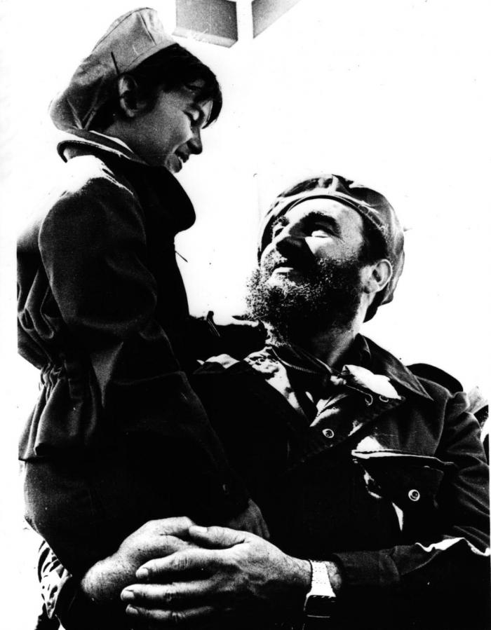 Fidel Castro con una niña.
