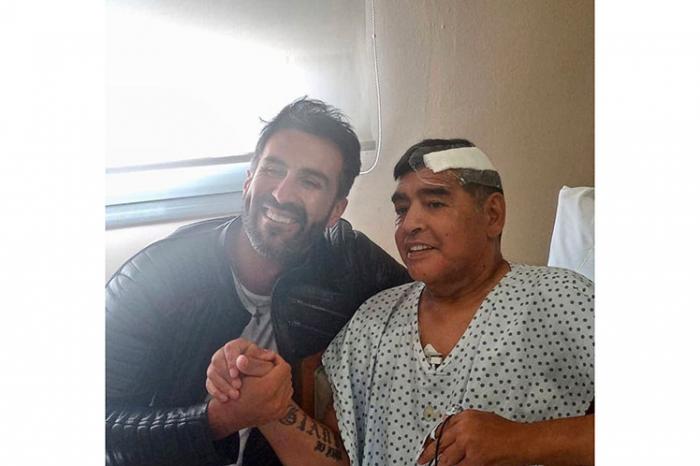 Días antes del fallecimiento de Maradona, junto a su médico personal Leopoldo Luque.   Foto: Federico Bueno.