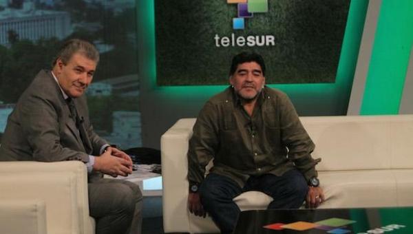  	
Maradona junto a su amigo, el locutor uruguayo Víctor Hugo Morales
