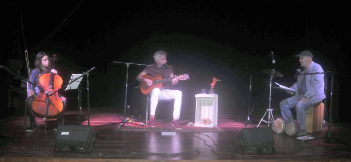 Karel García en su lluvia de versos y canciones